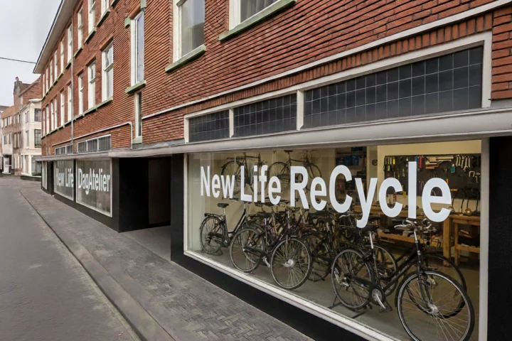 Gevel van New Life Methods met zwarte raambelettering aan rustige straat, praktijk voor ambulante verslavingszorg in Den Haag.
