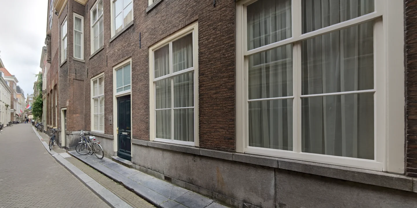 Beschermd en begeleid wonen locatie in monumentaal pand in historische straat in Den Haag voor cliënten in herstel van verslaving.