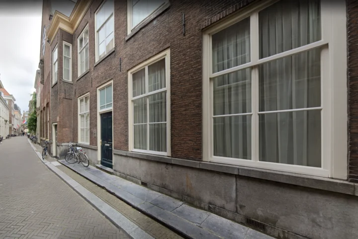 Beschermd en begeleid wonen locatie in monumentaal pand in historische straat in Den Haag voor cliënten in herstel van verslaving.