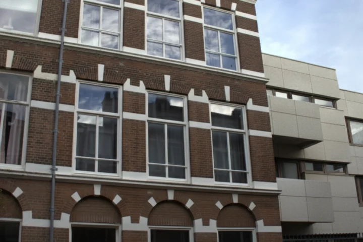 Beschermd en begeleid wonen locatie van New Life Methods in wijk Duinoord Den Haag in karakteristiek herenhuis voor cliënten in herstel van verslaving.