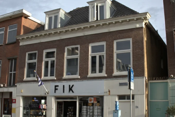 Beschermd en begeleid wonen locatie van New Life Methods in Scheveningen in monumentaal pand met bovenwoningen boven een winkel, voor cliënten in herstel van verslaving.