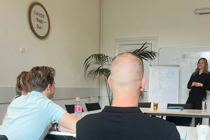 Groepstherapie sessie bij New Life Therapy Den Haag voor behandeling van verslaving